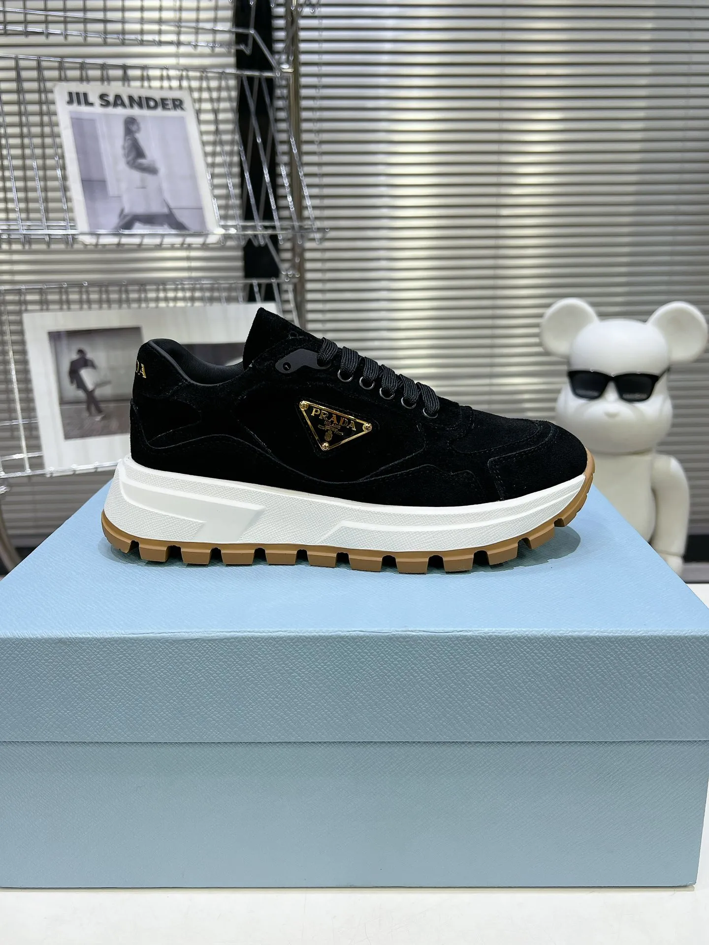 👟👟Ex-factory price 580👟👟 PRADA ²⁰²4 𝐬𝐬Prada’s new product comes with strength! ❣️Many Internet celebrities have the same style, fashionable and versatile nice items, original shoes are developed and purchased from Italian counters, and are reproduced 1:1 according to the original taste. This year’s theme is not to be defined, embodying texture through simplicity💛From thick-soled sneakers to zigzag short boots to 2024 flat shoes, everything reveals a sure-fire momentum...combining gentleness and handsomeness, the finishing touch for women❤️ The top-grade open-edge beaded cowhide with imported cowhide triangle logo is consistent with the original version, the wear-resistant and ultra-light two-color outsole, and the sheepskin lining are breathable and comfortable. ⚛Size: Women's 34-40 ⚛Size: Men's 39-45 Original packaging accessories. ⚛
